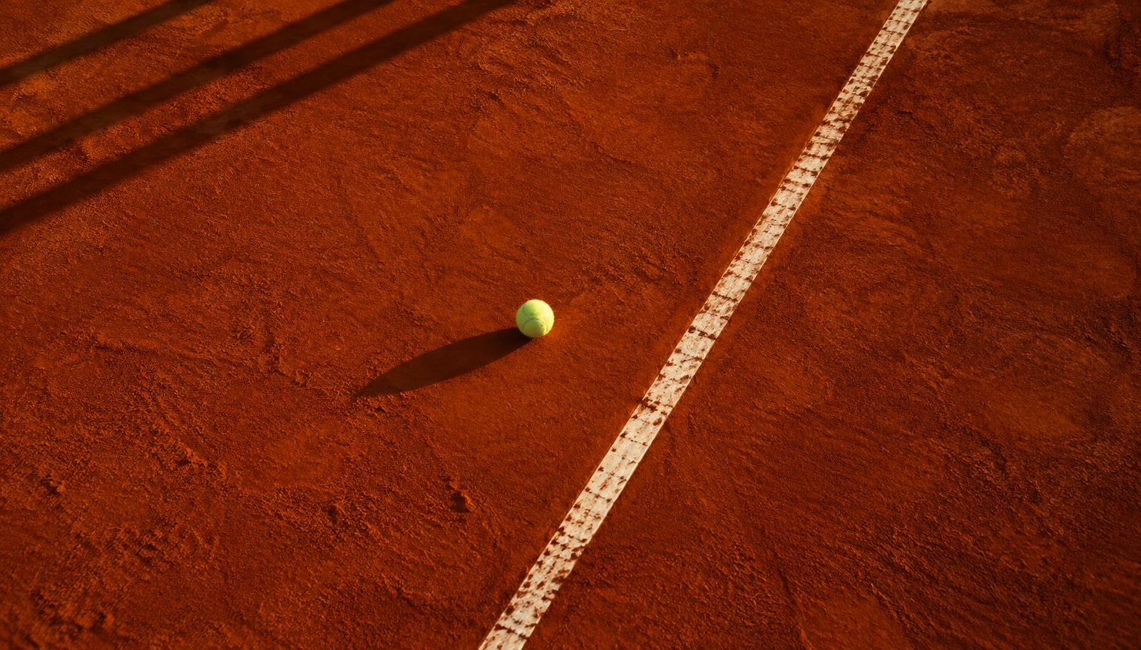Sandplatz mit Tennisball